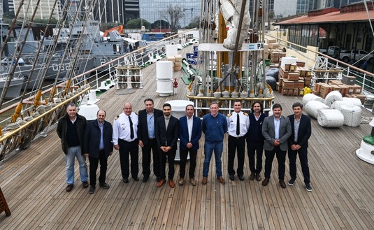 El secretario de Agricultura, Juan José Bahillo; y el presidente y el vicepresidente del INYM, Juan José Szychowski y Ricardo Maciel, entre otros,  en la Fragata Libertad.