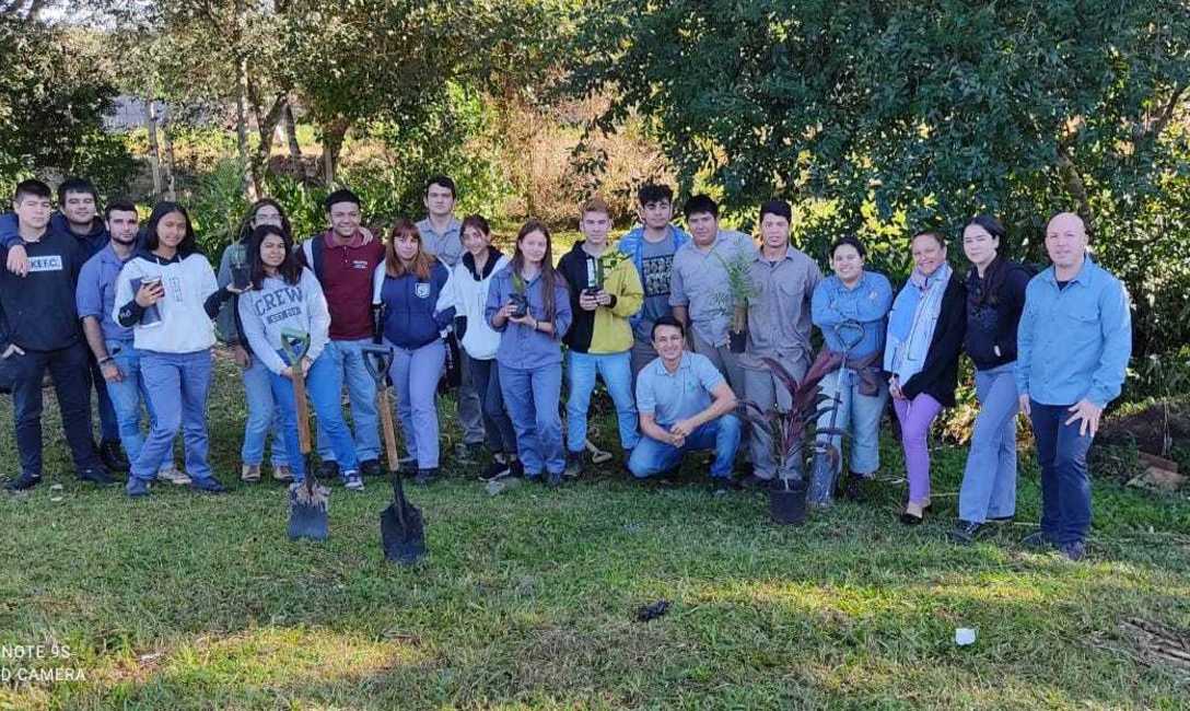 Imagen de Jornada de Cuidado del Medio Ambiente junto a estudiantes secundarios Imagen de Jornada de Cuidado del Medio Ambiente junto a estudiantes secundarios