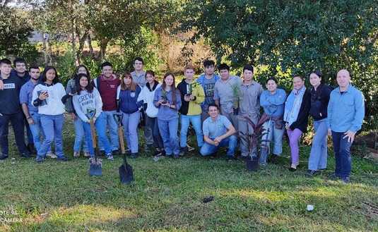 Imagen de Jornada de Cuidado del Medio Ambiente junto a estudiantes secundarios