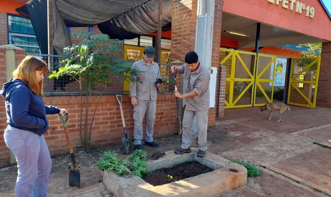 Imagen de Jornada de Cuidado del Medio Ambiente junto a estudiantes secundarios Imagen de Jornada de Cuidado del Medio Ambiente junto a estudiantes secundarios