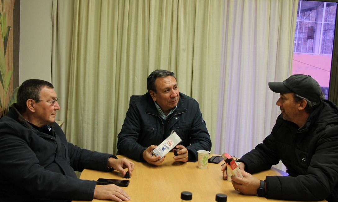 Imagen de Cápsulas y licor, la innovación de un productor de yerba mate en reunión con el INYM Imagen de Cápsulas y licor, la innovación de un productor de yerba mate en reunión con el INYM