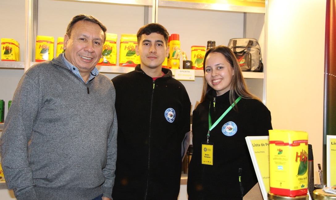 El vicepresidente del INYM Ricardo Maciel, junto a expositores de la Cooperativa de Trabajo La Hoja. El vicepresidente del INYM Ricardo Maciel, junto a expositores de la Cooperativa de Trabajo La Hoja.
