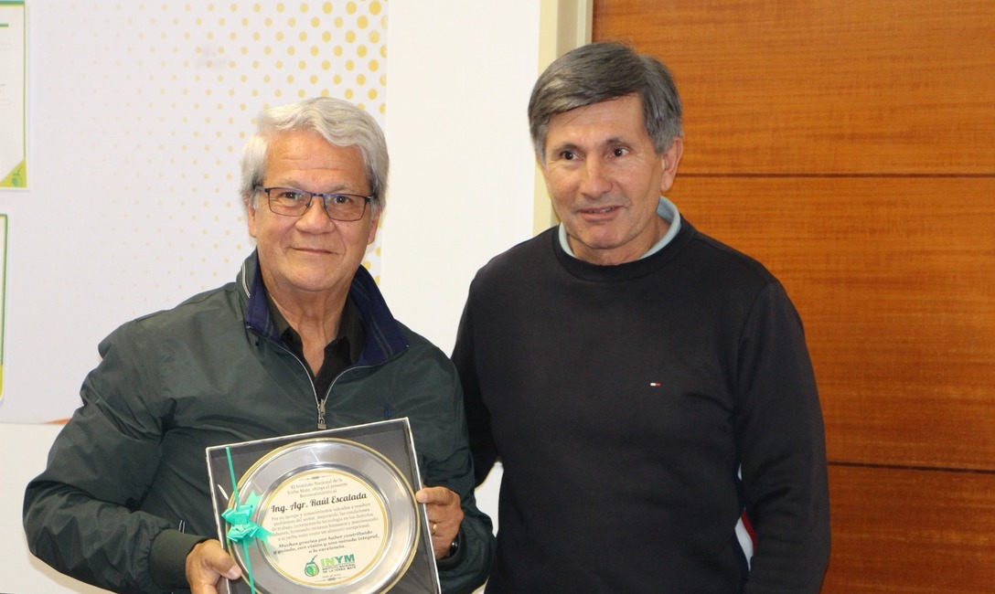Imagen de Reconocimiento a Raúl Escalada, gestor de investigaciones y desarrollo para el sector yerbatero Imagen de Reconocimiento a Raúl Escalada, gestor de investigaciones y desarrollo para el sector yerbatero