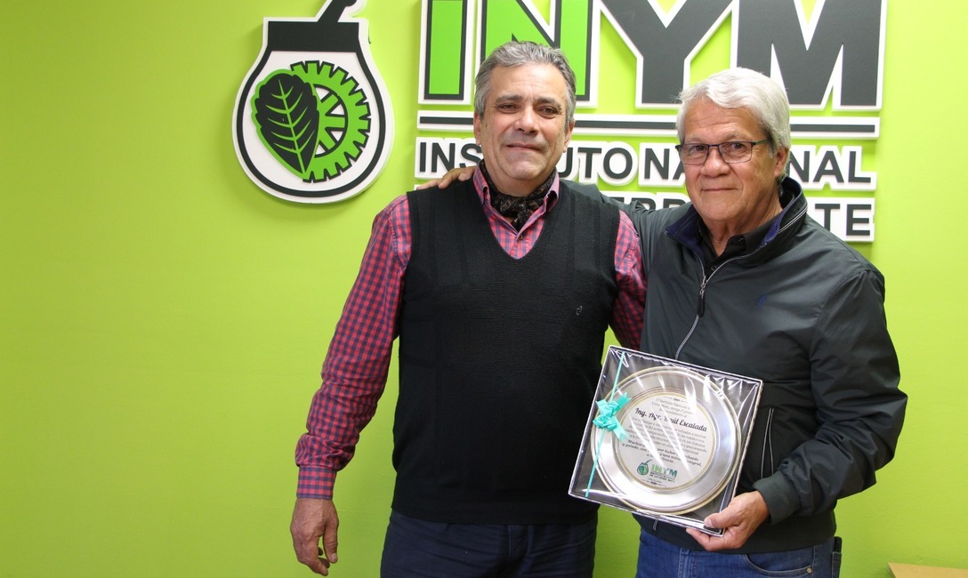 Imagen de Reconocimiento a Raúl Escalada, gestor de investigaciones y desarrollo para el sector yerbatero Imagen de Reconocimiento a Raúl Escalada, gestor de investigaciones y desarrollo para el sector yerbatero