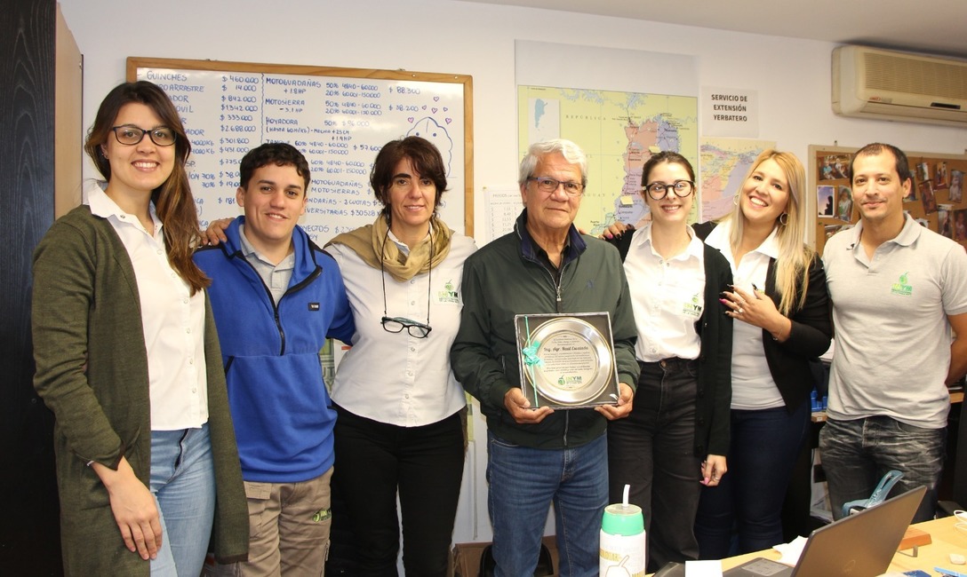 Imagen de Reconocimiento a Raúl Escalada, gestor de investigaciones y desarrollo para el sector yerbatero Imagen de Reconocimiento a Raúl Escalada, gestor de investigaciones y desarrollo para el sector yerbatero