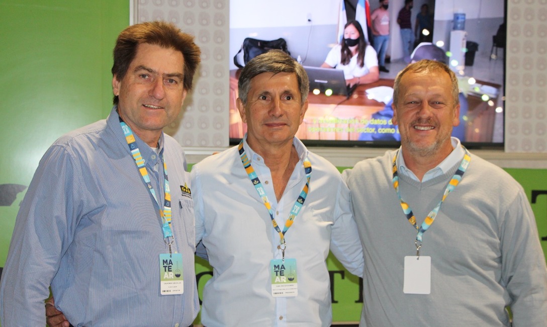 Czajkowski Carlo de la Cooperativa de Productores de Jardín América junto a Juan José Szychowski y por Cooperativas, Danis Koch Czajkowski Carlo de la Cooperativa de Productores de Jardín América junto a Juan José Szychowski y por Cooperativas, Danis Koch