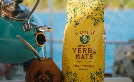 Imagen de Guayakí Yerba Mate junto a estudiantes del Instituto Thomson de Aristóbulo del Valle