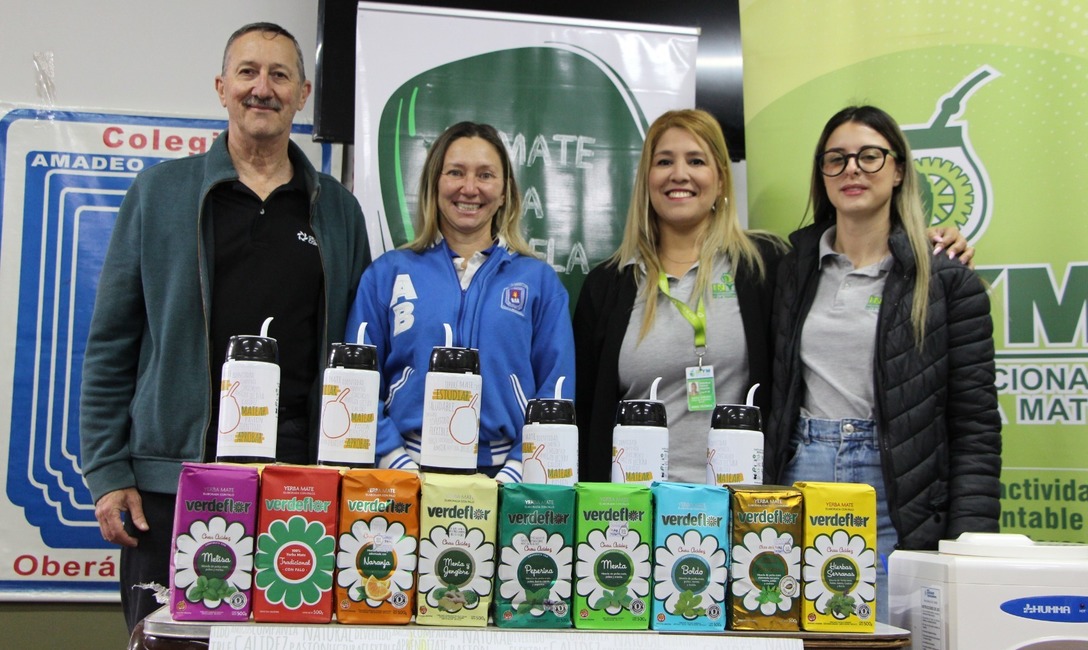 Imagen de Yerba mate Verdeflor, junto a los estudiantes del Colegio Bonpland