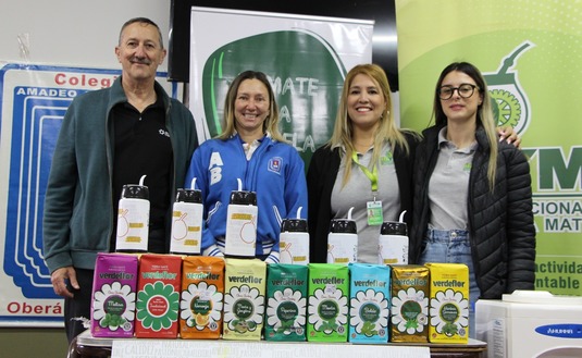 Imagen de Yerba mate Verdeflor, junto a los estudiantes del Colegio Bonpland