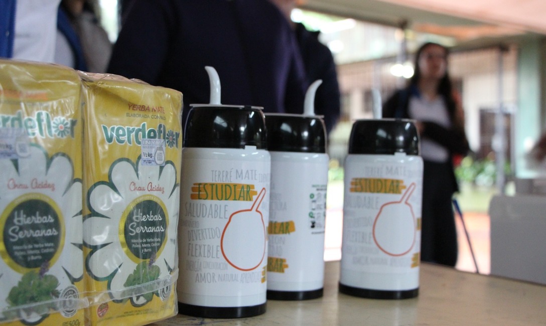 Imagen de Yerba mate Verdeflor, junto a los estudiantes del Colegio Bonpland