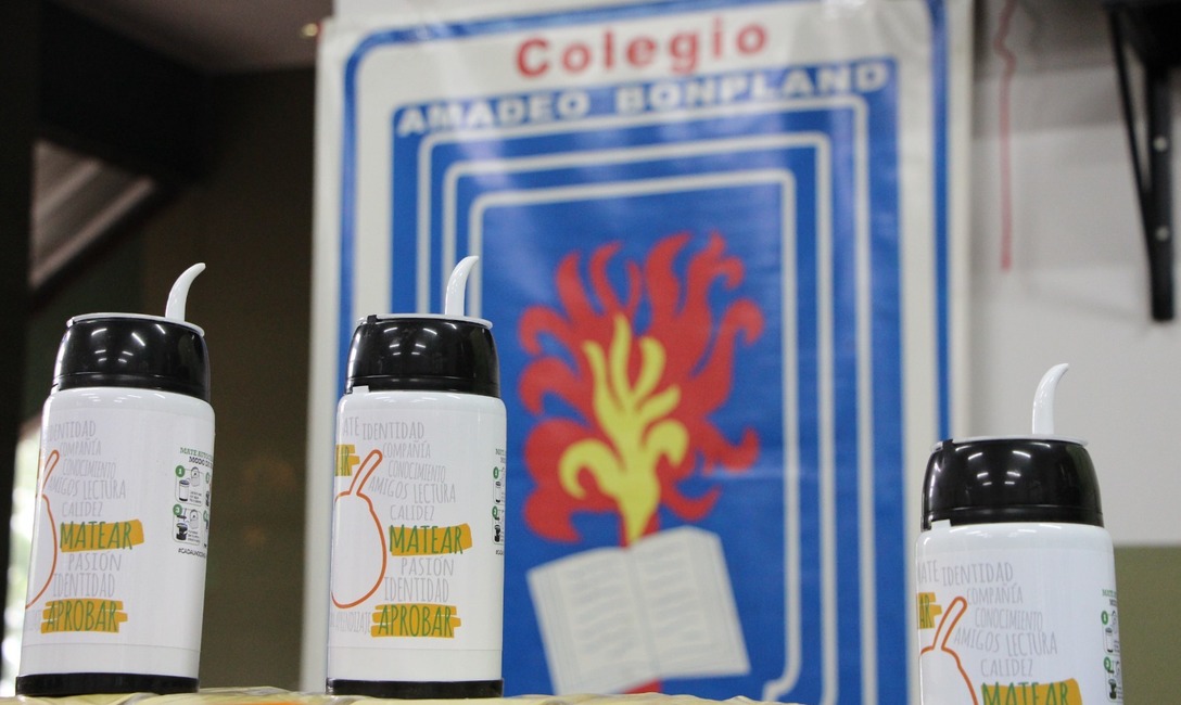 Imagen de Yerba mate Verdeflor, junto a los estudiantes del Colegio Bonpland
