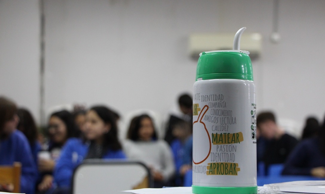 Imagen de Yerba mate Verdeflor, junto a los estudiantes del Colegio Bonpland