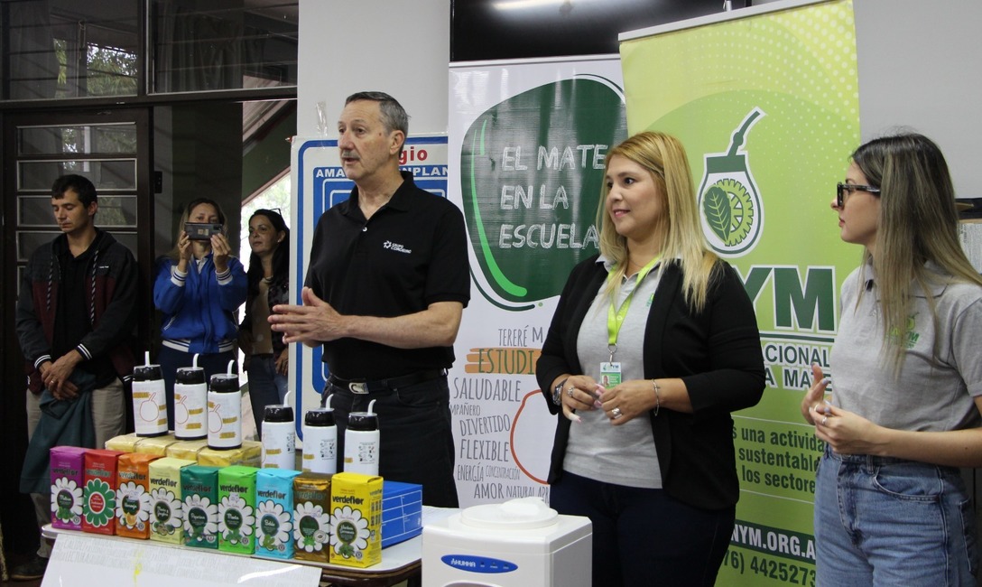 Imagen de Yerba mate Verdeflor, junto a los estudiantes del Colegio Bonpland