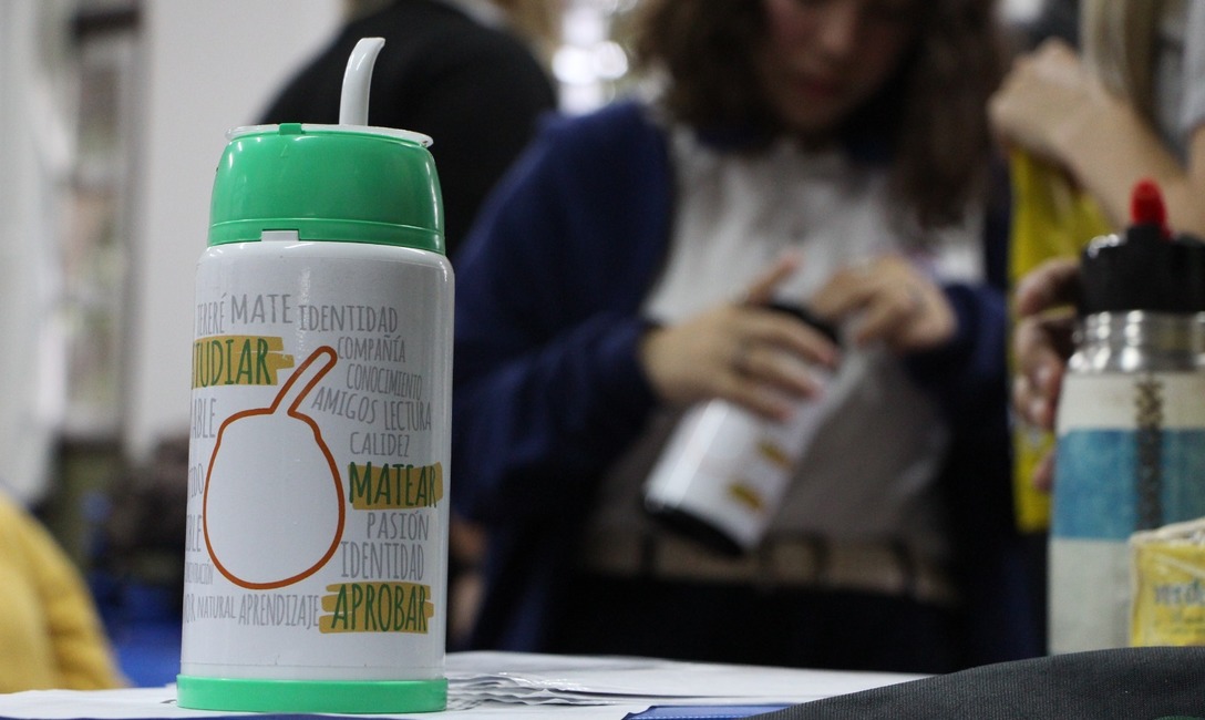 Imagen de Yerba mate Verdeflor, junto a los estudiantes del Colegio Bonpland