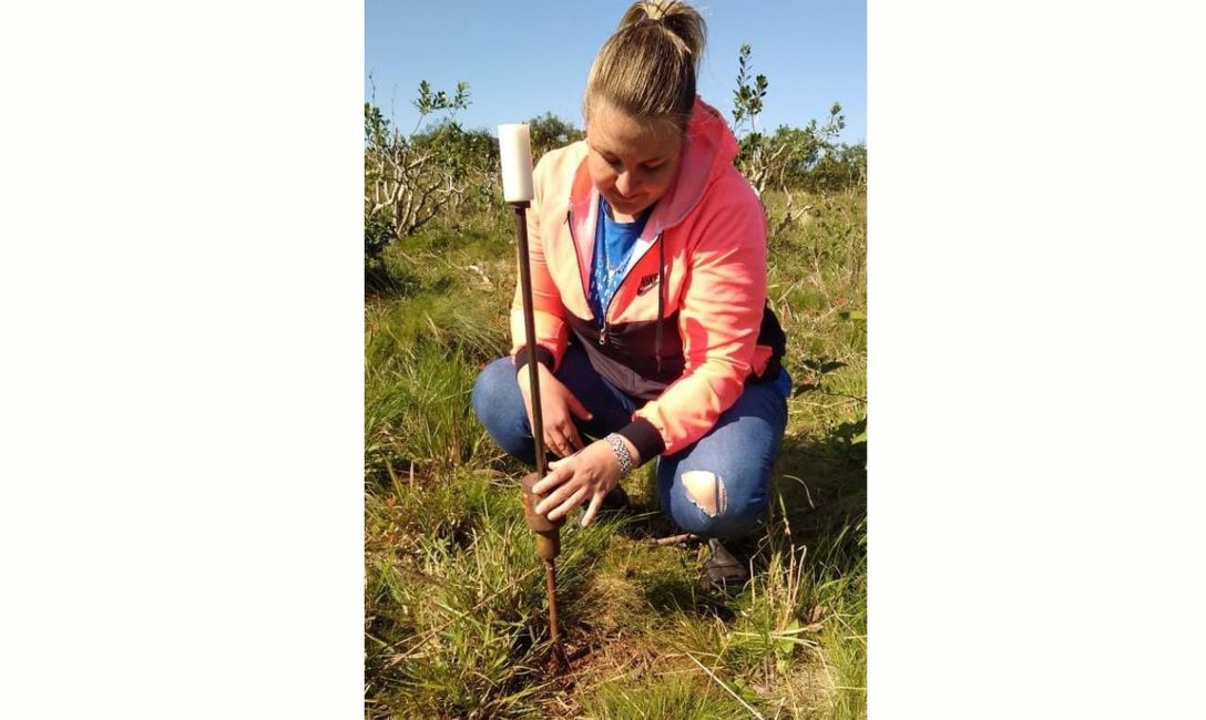 La productora Analía Renquio, mide la infiltracion de agua en el suelo. La productora Analía Renquio, mide la infiltracion de agua en el suelo.