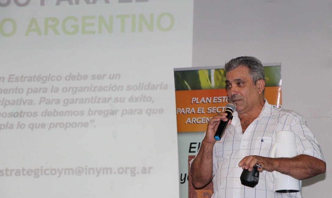 Nelson Dalcolmo, director por la Producción del Instituto Nacional de la Yerba Mate . Nelson Dalcolmo, director por la Producción del Instituto Nacional de la Yerba Mate .