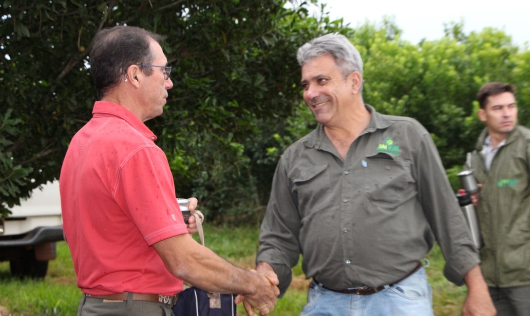 Walter Wurfel, productor yerbatero junto a Nelson Dalcomo, del INYM. Walter Wurfel, productor yerbatero junto a Nelson Dalcomo, del INYM.