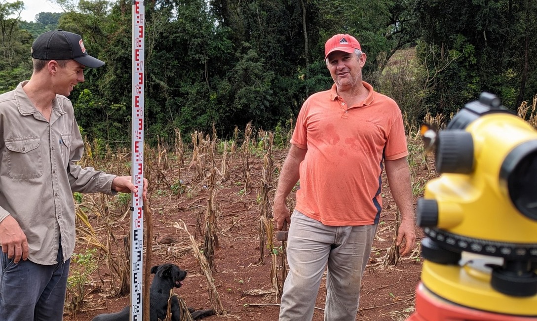Imagen de El cuidado del suelo, en yerbales de 25 de Mayo Imagen de El cuidado del suelo, en yerbales de 25 de Mayo