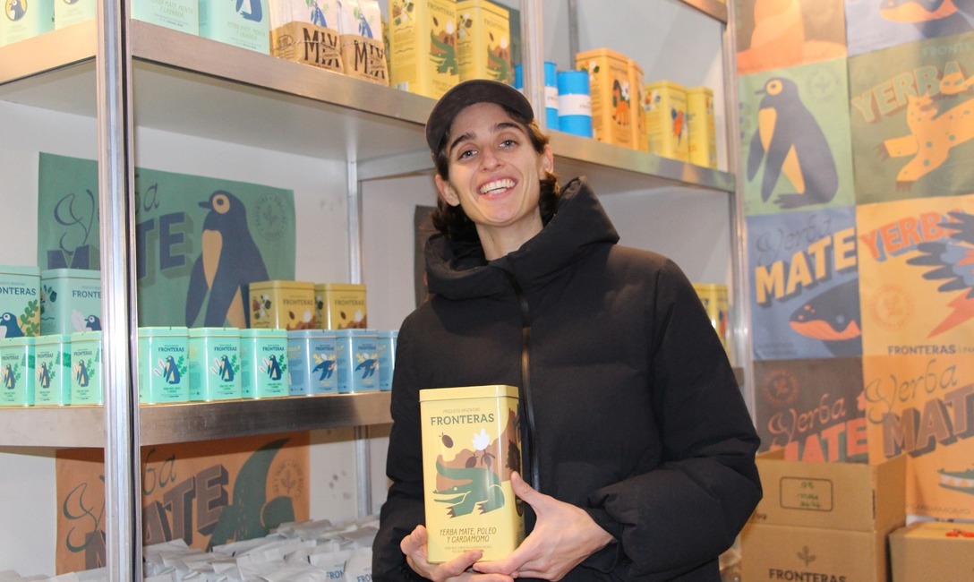 Además de nuestra yerba original, tenemos 5 mezclas en presentaciones desde 40 gramos (un sobre, un mate), medio kilo y también latas coleccionables de 110gr y 500gr.