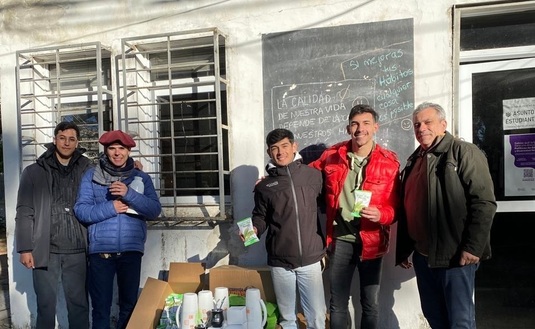 Imagen de Equipos de mate y yerba mate para estudiantes de la UNNE