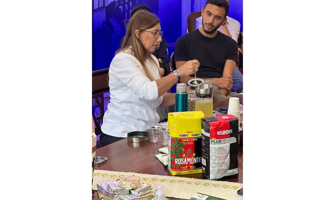 Imagen de El mate en la Embajada Argentina en Francia Imagen de El mate en la Embajada Argentina en Francia