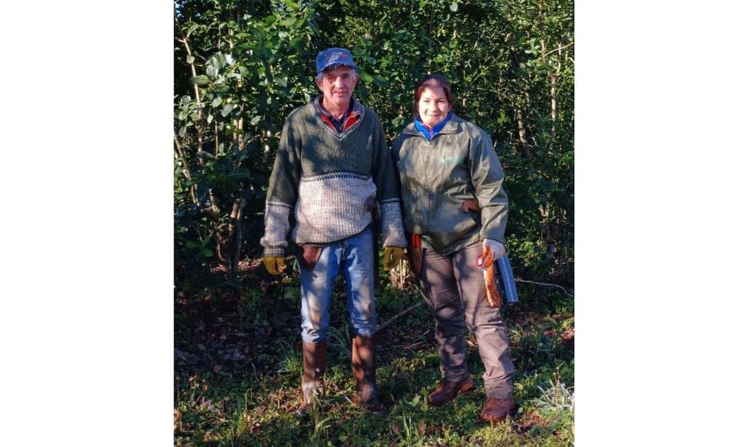 El productor Armando Woltmann, junto a la ingeniera Silvina Machuca, del Servicio de Extensi&oacute;n Yerbatera (SEY) del INYM.
