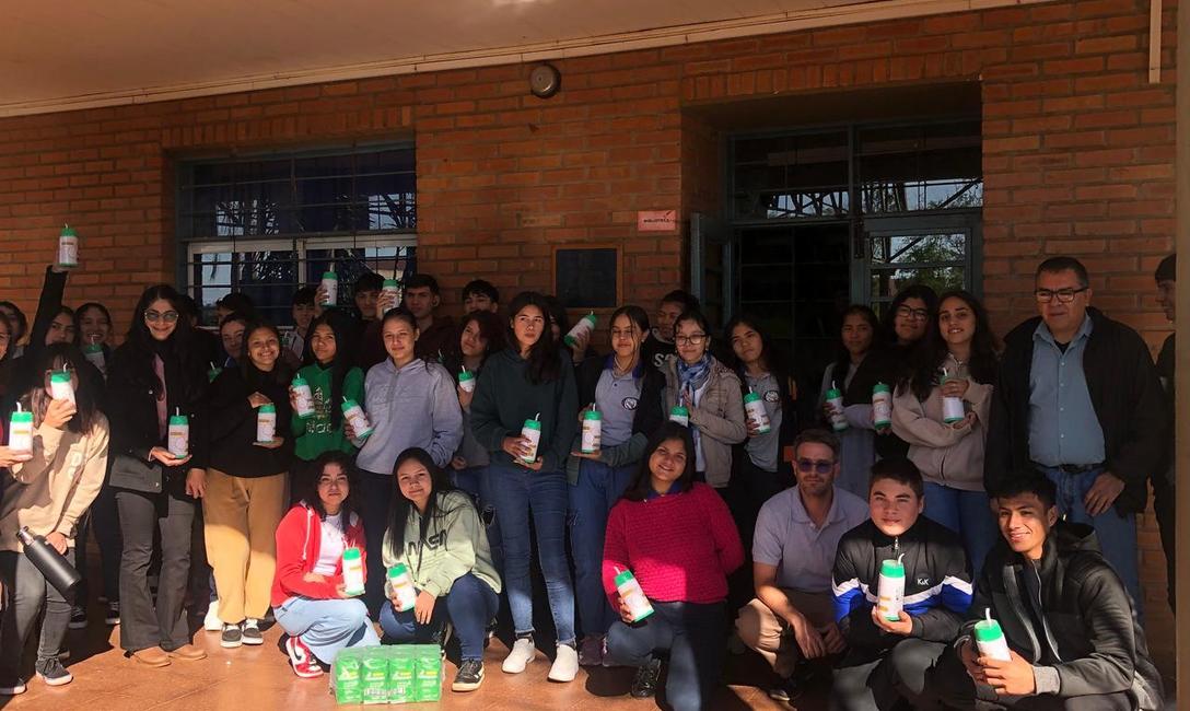 Alumnos del Bachillerato Orientado Provincial 10 de Ober&aacute;, apadrinada por Cachamate.