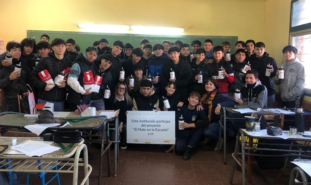 Alumnos del Bachillerato Orientado Provincial 13 de Posadas, apadrinada por yerba mate Aguantadora.