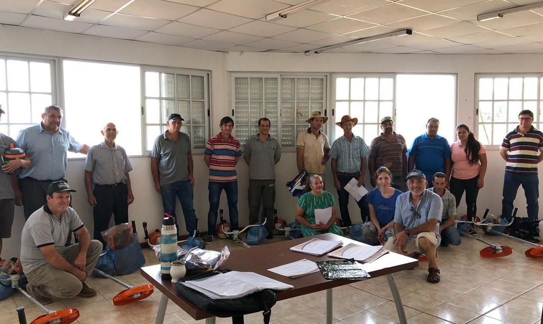 Imagen de El INYM entreg&oacute; herramientas e indumentaria en doce localidades de la cuenca yerbatera