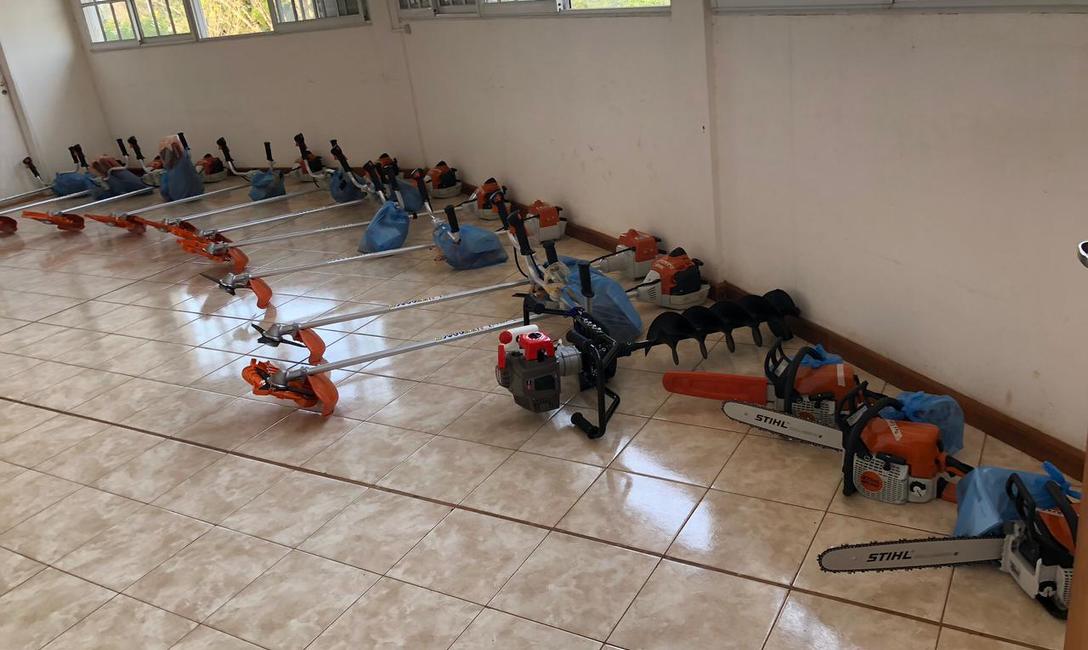 Imagen de El INYM entreg&oacute; herramientas e indumentaria en doce localidades de la cuenca yerbatera