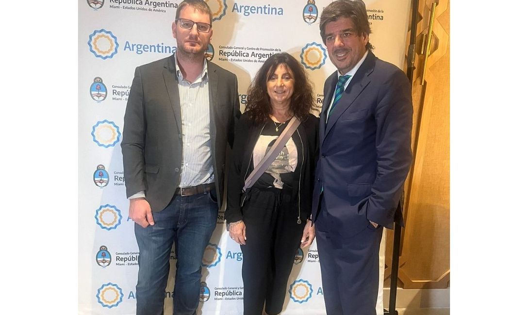 El director por Cooperativas en el INYM, Denis Bochert junto al cónsul General y director del Centro de Promoción de la República Argentina en Miami, Marcelo Gilardoni, y Maria Martha Oria, subgerente del Area de Pormoción del Instituto. El director por Cooperativas en el INYM, Denis Bochert junto al cónsul General y director del Centro de Promoción de la República Argentina en Miami, Marcelo Gilardoni, y Maria Martha Oria, subgerente del Area de Pormoción del Instituto.