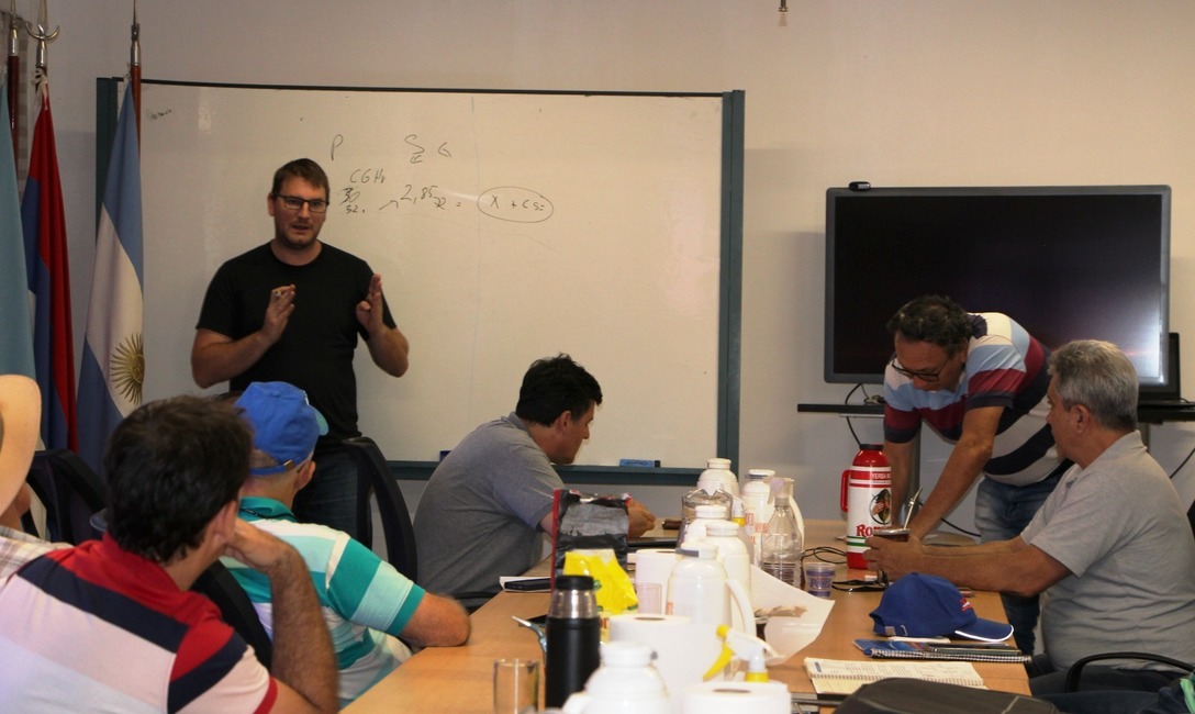 Imagen de Reunión con referentes yerbateros Imagen de Reunión con referentes yerbateros