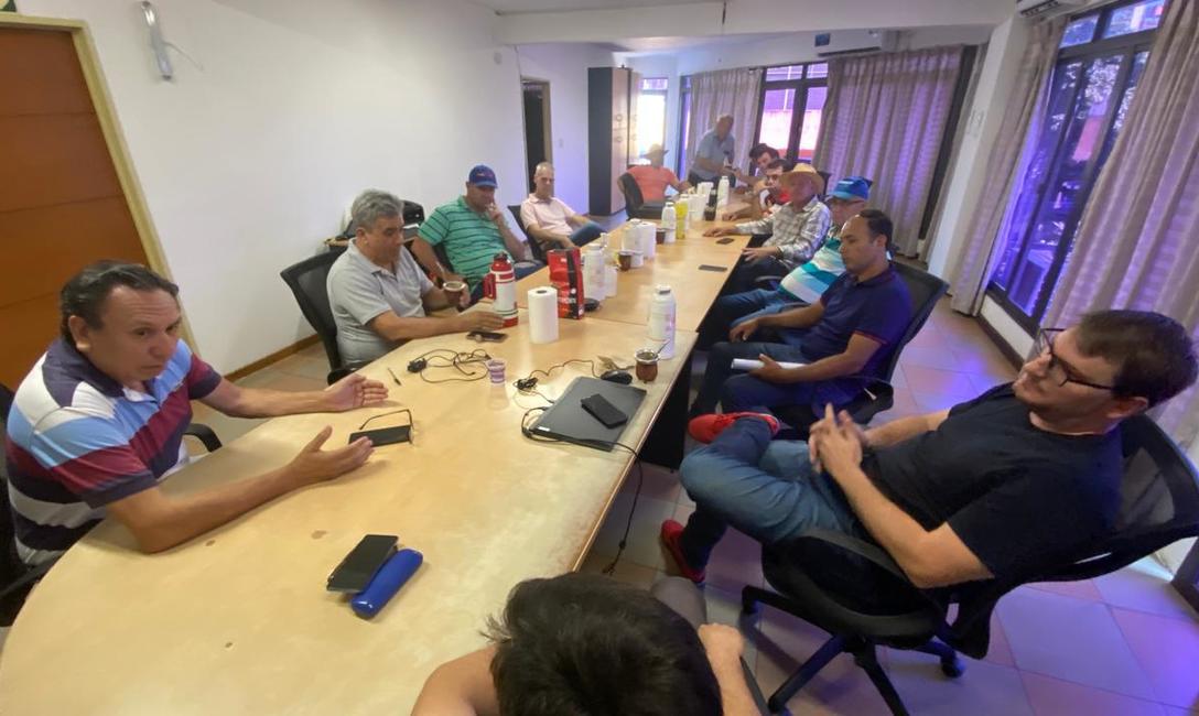 Imagen de Reunión con referentes yerbateros Imagen de Reunión con referentes yerbateros