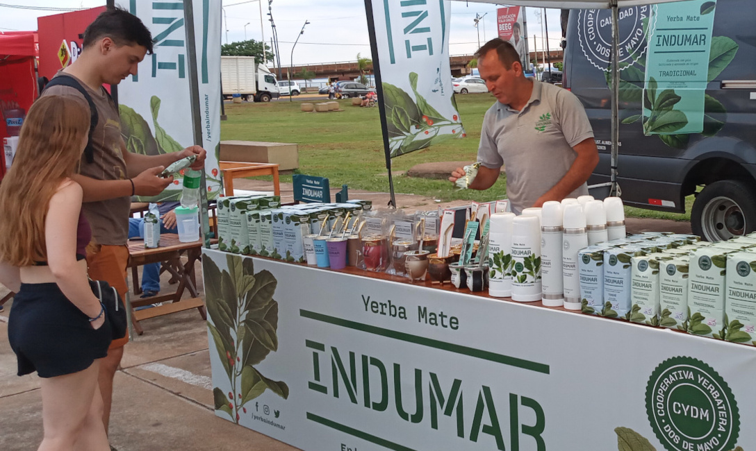 Imagen de El Día Nacional del Mate se celebró en Posadas con más de 40 productores- emprendedores, empresas y cooperativas, y miles de materos Imagen de El Día Nacional del Mate se celebró en Posadas con más de 40 productores- emprendedores, empresas y cooperativas, y miles de materos