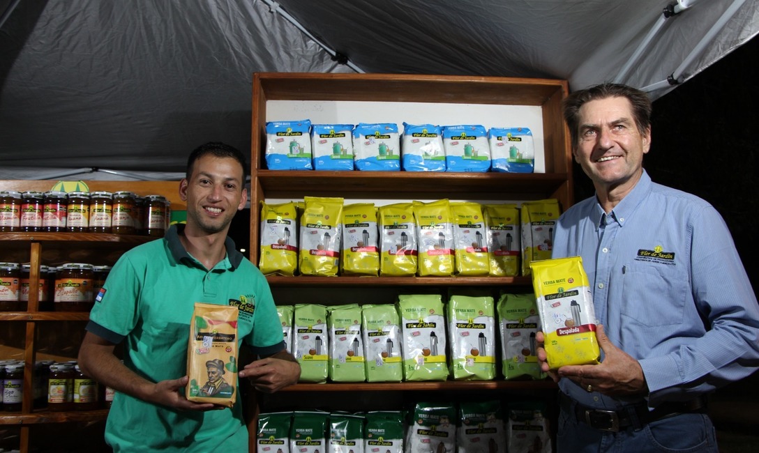 Imagen de El Día Nacional del Mate se celebró en Posadas con más de 40 productores- emprendedores, empresas y cooperativas, y miles de materos Imagen de El Día Nacional del Mate se celebró en Posadas con más de 40 productores- emprendedores, empresas y cooperativas, y miles de materos
