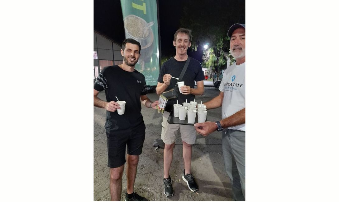 Degustaciones de mate cocido frozen en el trailer INYM, junto a La Cumbrecita.