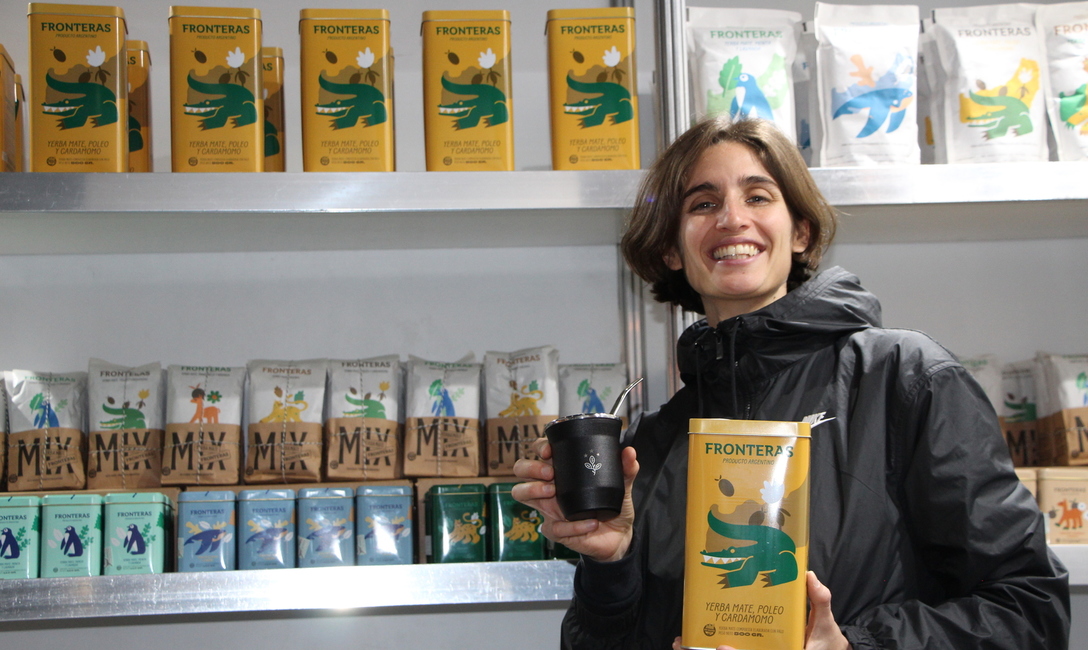 Fronteras, de Viva La Mezcla SA, además de la yerba tradicional, tiene 5 mezclas: Yerba Mate, Menta y Jengibre; Yerba Mate, Naranja y Jengibre; Yerba Mate, Manzanilla y Naranja. Fronteras, de Viva La Mezcla SA, además de la yerba tradicional, tiene 5 mezclas: Yerba Mate, Menta y Jengibre; Yerba Mate, Naranja y Jengibre; Yerba Mate, Manzanilla y Naranja.