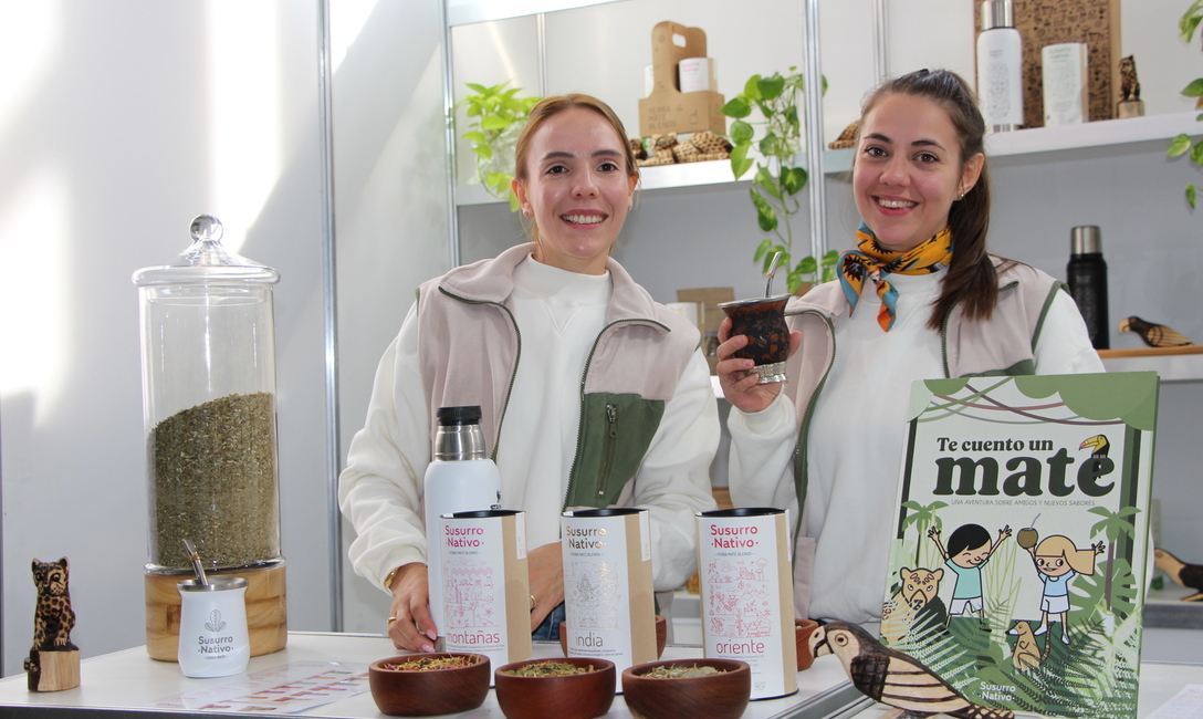 Susurro Nativo es un blend de yerba mate premium, que une la exquisita combinación de hierbas y frutos nativos. Se presenta en las variantes Remansos, Montañas, Brisas, India, Sabana, y Oriente. Susurro Nativo es un blend de yerba mate premium, que une la exquisita combinación de hierbas y frutos nativos. Se presenta en las variantes Remansos, Montañas, Brisas, India, Sabana, y Oriente.