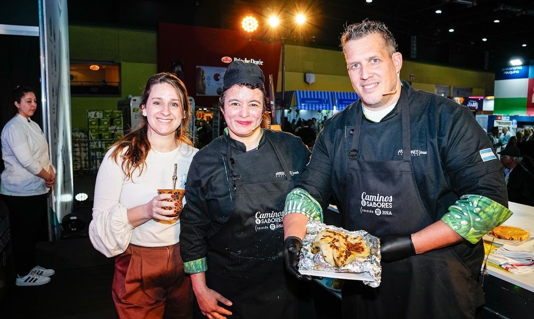 La sommelier de yerba mate Angélica Echenique (mate en mano) y el Chef Virgilio Fontana. La sommelier de yerba mate Angélica Echenique (mate en mano) y el Chef Virgilio Fontana.