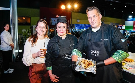 La sommelier de yerba mate Angélica Echenique (mate en mano) y el Chef Virgilio Fontana.