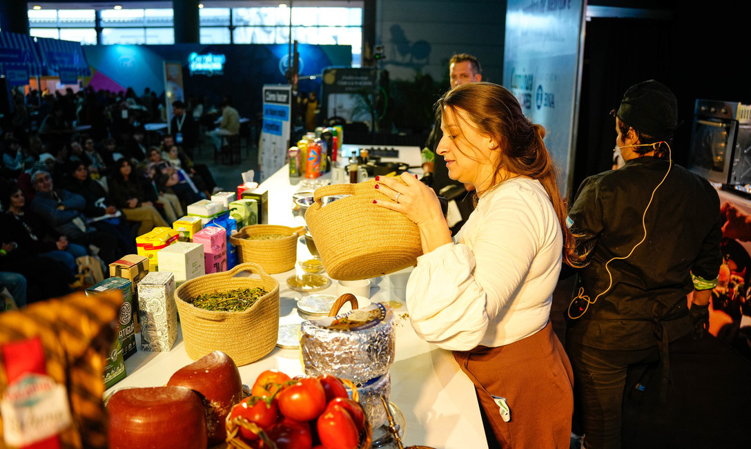La sommelier de yerba mate Angélica Echenique compartió con el público historias, costumbres y propuestas de maridaje con yerba mate. La sommelier de yerba mate Angélica Echenique compartió con el público historias, costumbres y propuestas de maridaje con yerba mate.
