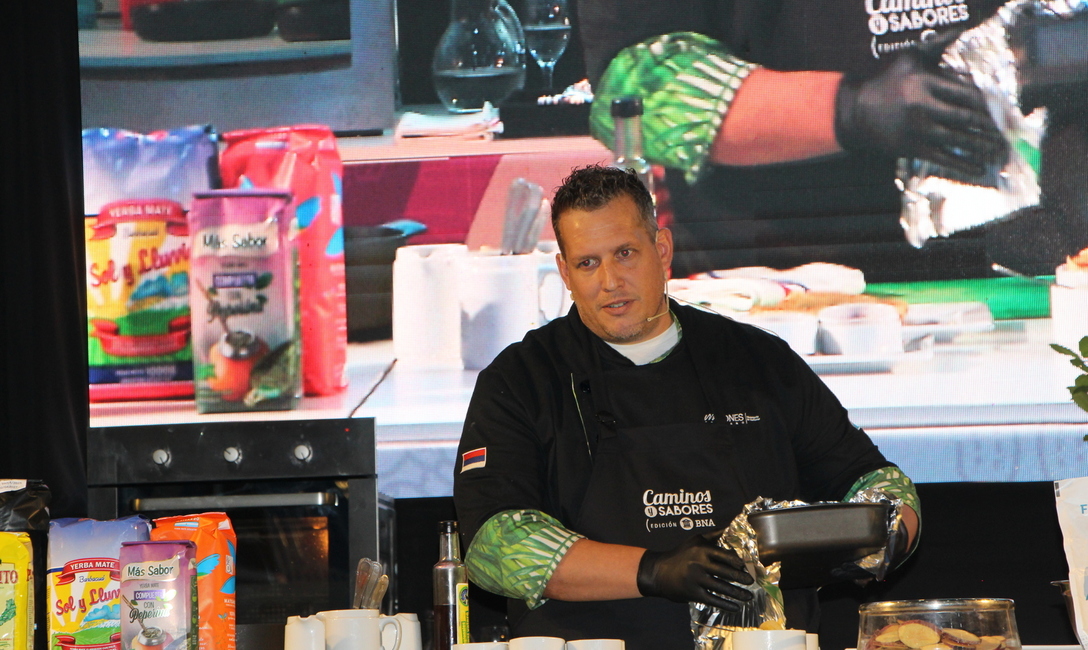 El chef Virgilio Fontana, se luciò con un pacú al papillote, con un delicado baño de licor de yerba mate. El chef Virgilio Fontana, se luciò con un pacú al papillote, con un delicado baño de licor de yerba mate.