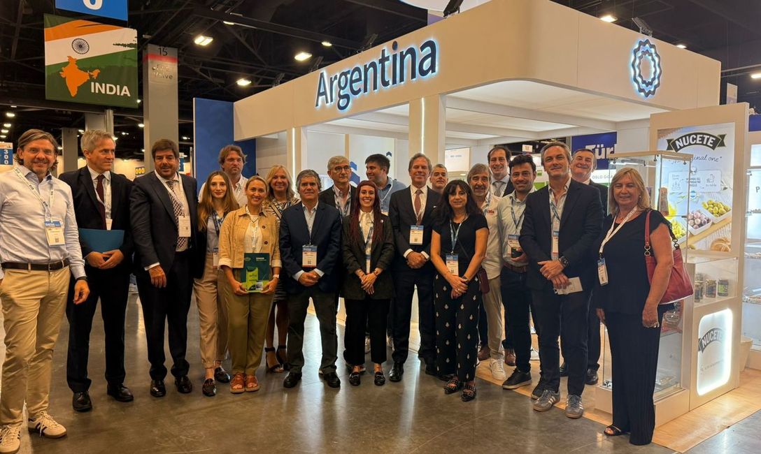 Imagen de El embajador en los Estados Unidos visitó el pabellón yerbatero en la Feria "Food and Beverages", en Miami Imagen de El embajador en los Estados Unidos visitó el pabellón yerbatero en la Feria "Food and Beverages", en Miami