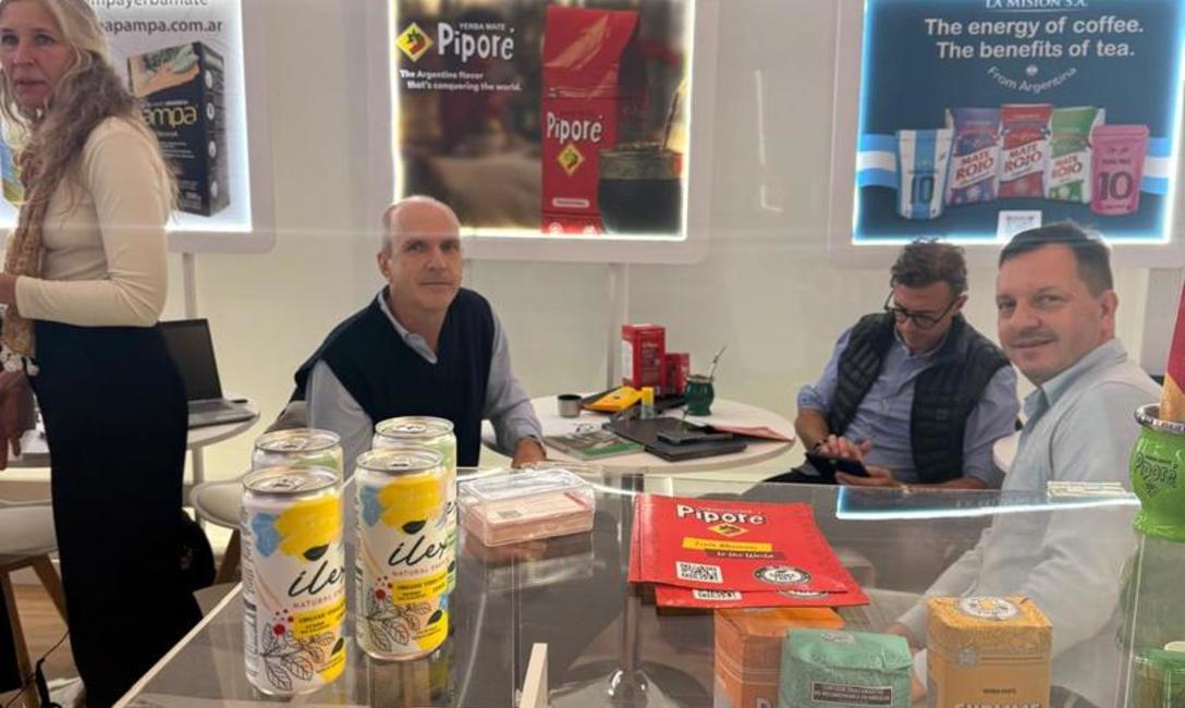 Imagen de El INYM y 13 empresas y cooperativas buscan sumar consumidores y consolidar el mercado de la Yerba Mate Argentina en la feria ANUGA 2025, en Alemania Imagen de El INYM y 13 empresas y cooperativas buscan sumar consumidores y consolidar el mercado de la Yerba Mate Argentina en la feria ANUGA 2025, en Alemania