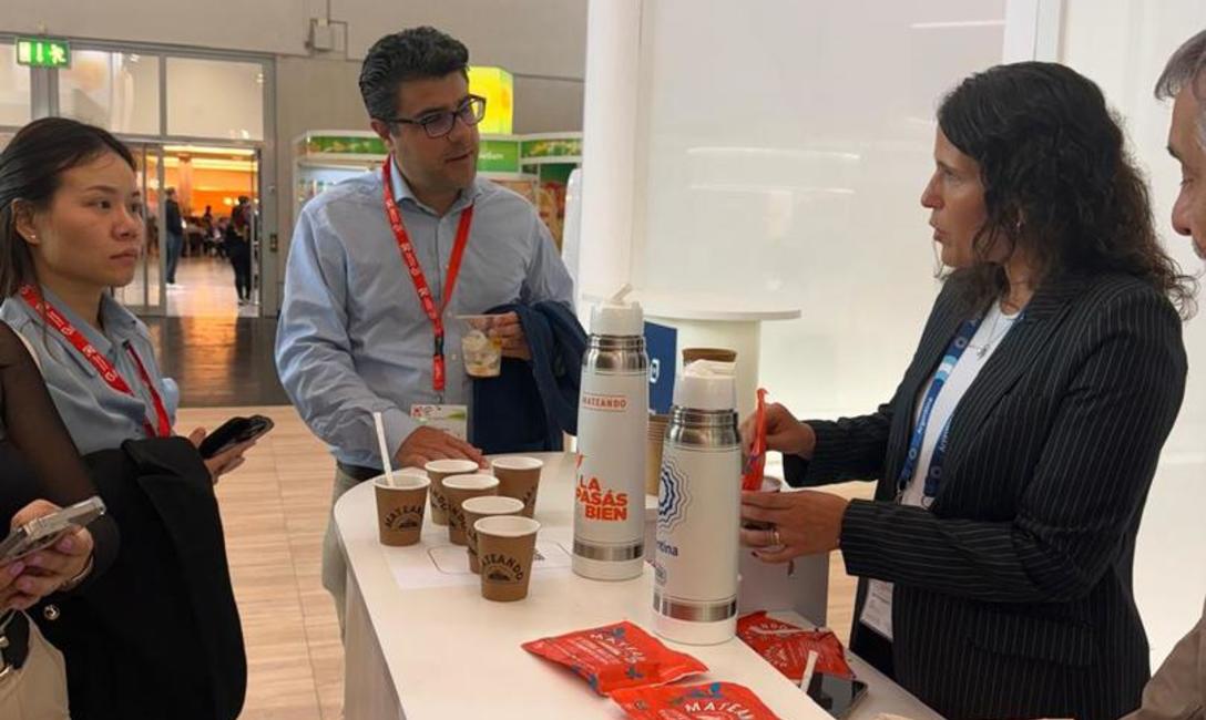 Imagen de El INYM y 13 empresas y cooperativas buscan sumar consumidores y consolidar el mercado de la Yerba Mate Argentina en la feria ANUGA 2025, en Alemania Imagen de El INYM y 13 empresas y cooperativas buscan sumar consumidores y consolidar el mercado de la Yerba Mate Argentina en la feria ANUGA 2025, en Alemania