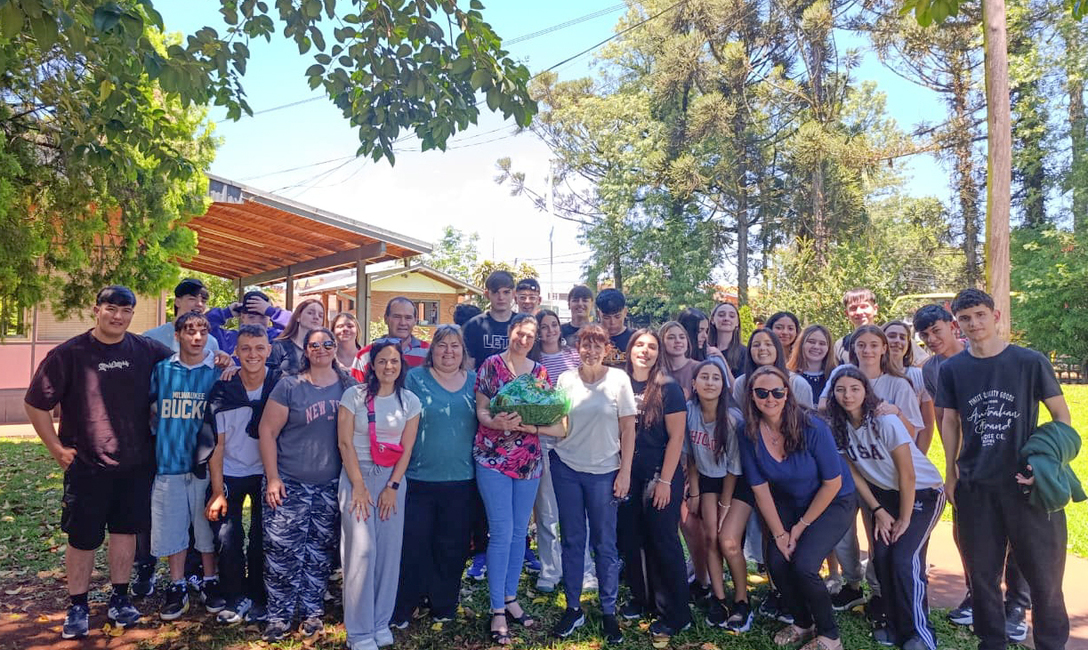 Imagen de El Mate en la Escuela: estudiantes de Santa Fe visitaron establecimientos yerbateros y entregaron un presente a la cooperativa que los apadrina Imagen de El Mate en la Escuela: estudiantes de Santa Fe visitaron establecimientos yerbateros y entregaron un presente a la cooperativa que los apadrina