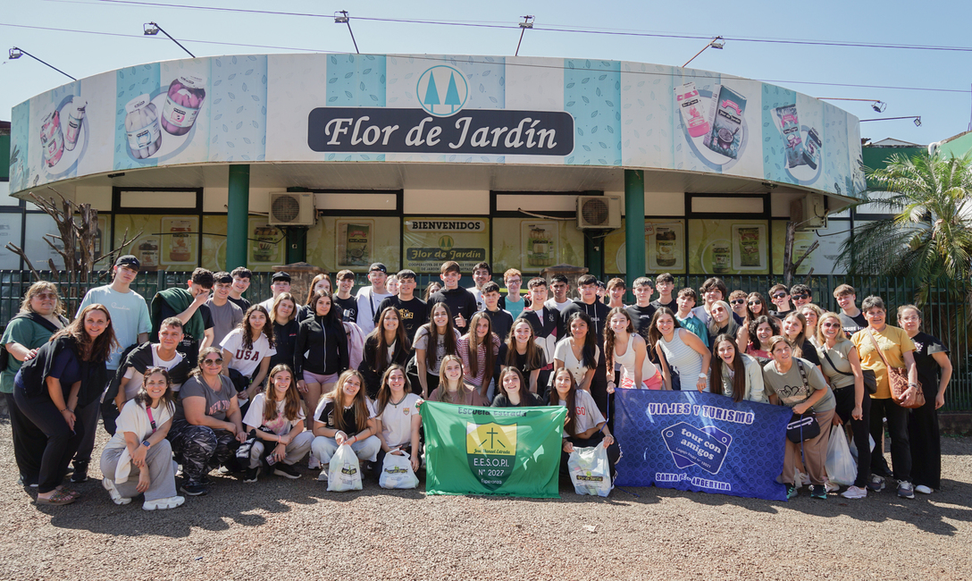 Imagen de El Mate en la Escuela: estudiantes de Santa Fe visitaron establecimientos yerbateros y entregaron un presente a la cooperativa que los apadrina Imagen de El Mate en la Escuela: estudiantes de Santa Fe visitaron establecimientos yerbateros y entregaron un presente a la cooperativa que los apadrina