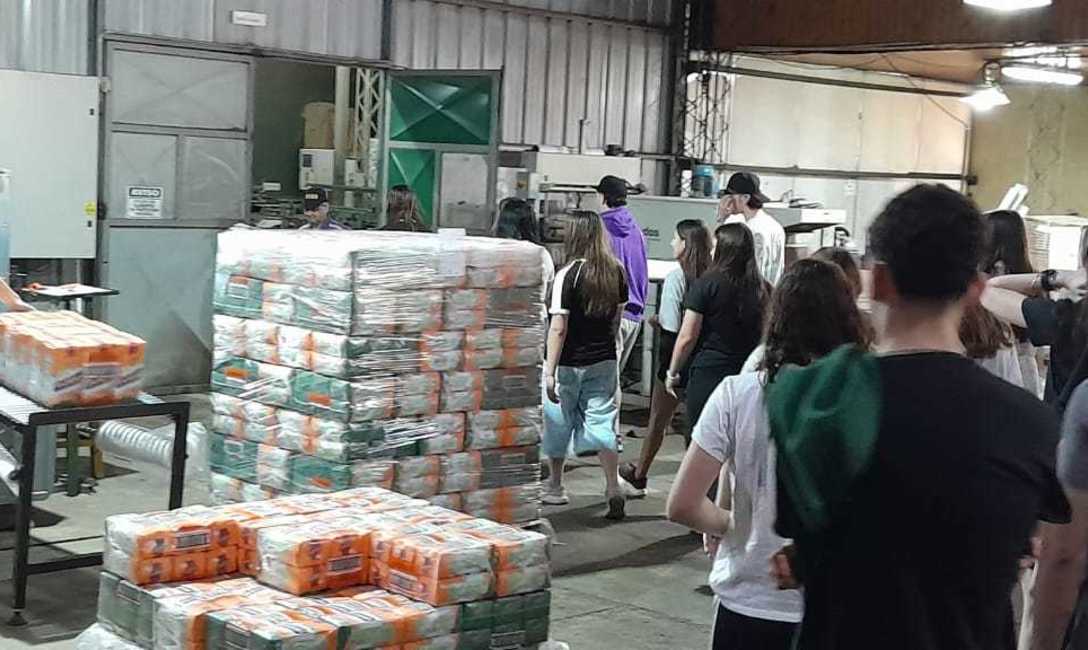 Imagen de El Mate en la Escuela: estudiantes de Santa Fe visitaron establecimientos yerbateros y entregaron un presente a la cooperativa que los apadrina Imagen de El Mate en la Escuela: estudiantes de Santa Fe visitaron establecimientos yerbateros y entregaron un presente a la cooperativa que los apadrina