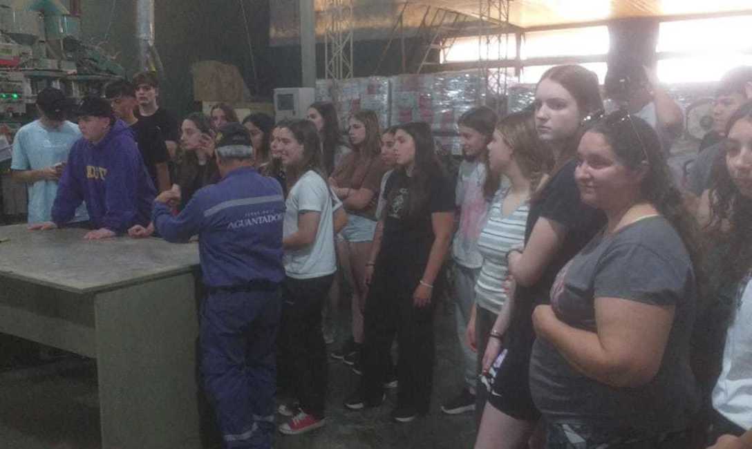 Imagen de El Mate en la Escuela: estudiantes de Santa Fe visitaron establecimientos yerbateros y entregaron un presente a la cooperativa que los apadrina Imagen de El Mate en la Escuela: estudiantes de Santa Fe visitaron establecimientos yerbateros y entregaron un presente a la cooperativa que los apadrina
