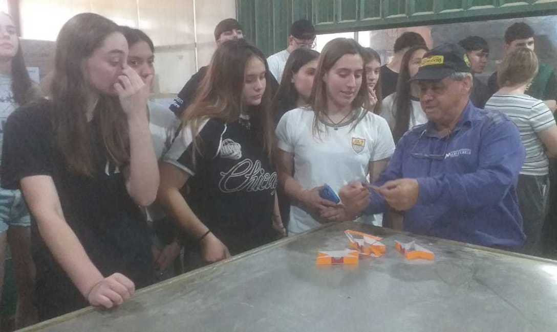 Imagen de El Mate en la Escuela: estudiantes de Santa Fe visitaron establecimientos yerbateros y entregaron un presente a la cooperativa que los apadrina Imagen de El Mate en la Escuela: estudiantes de Santa Fe visitaron establecimientos yerbateros y entregaron un presente a la cooperativa que los apadrina